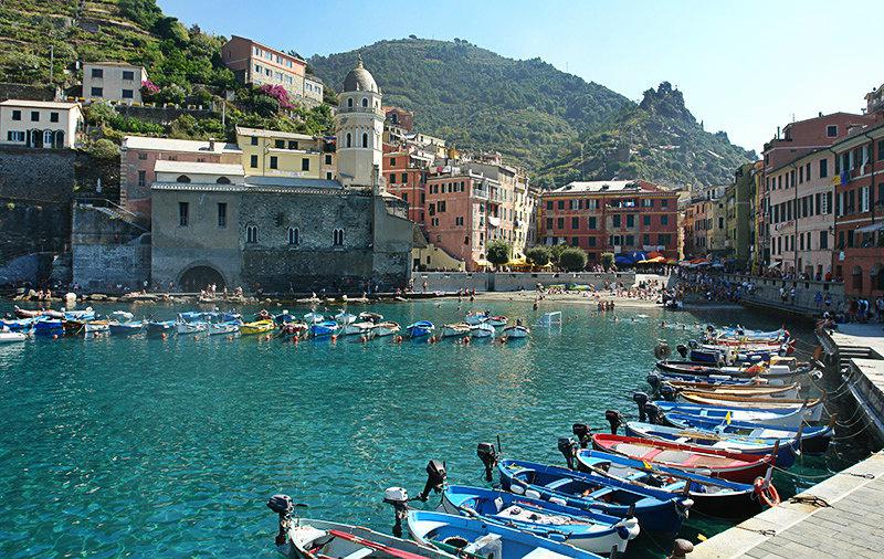 Ein sch&ouml;ner Blick auf Vernazza und seinen Hafen in Cinque Terre