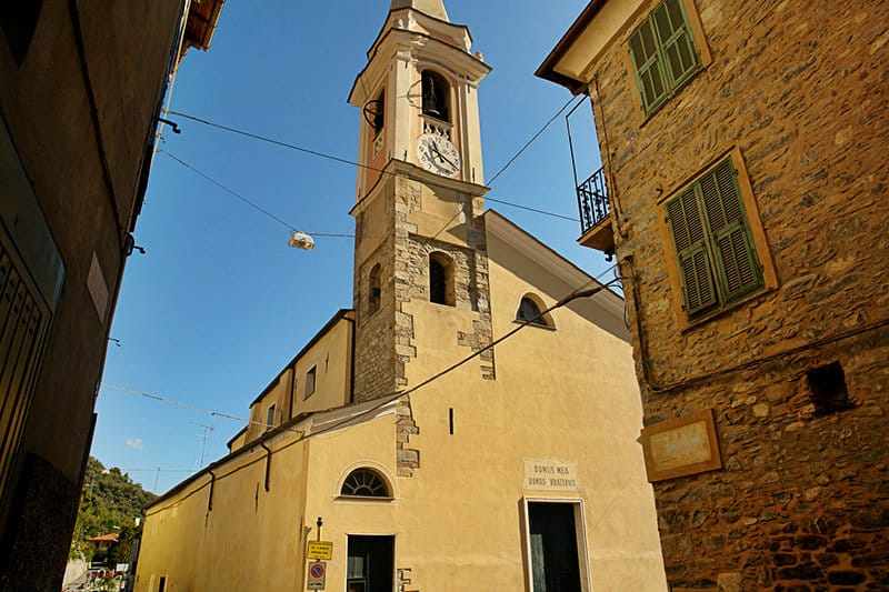 Eine tolle Kirche in Vessalico, Ligurien
