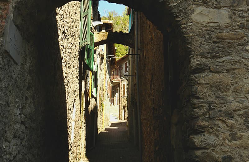 Mittelalterliche Gasse von Vessalico in Ligurien