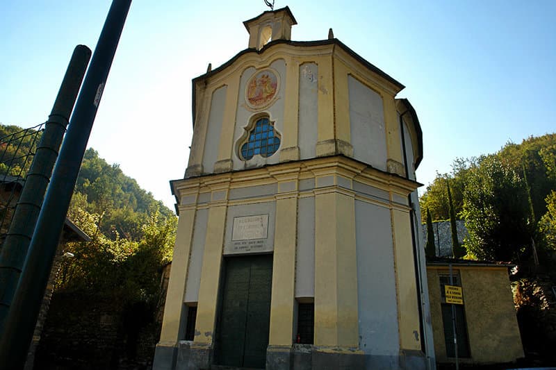 Besuchen Sie die Ruinen der sch&ouml;nen kleinen Kirche Sant'Andrea in Vessalico