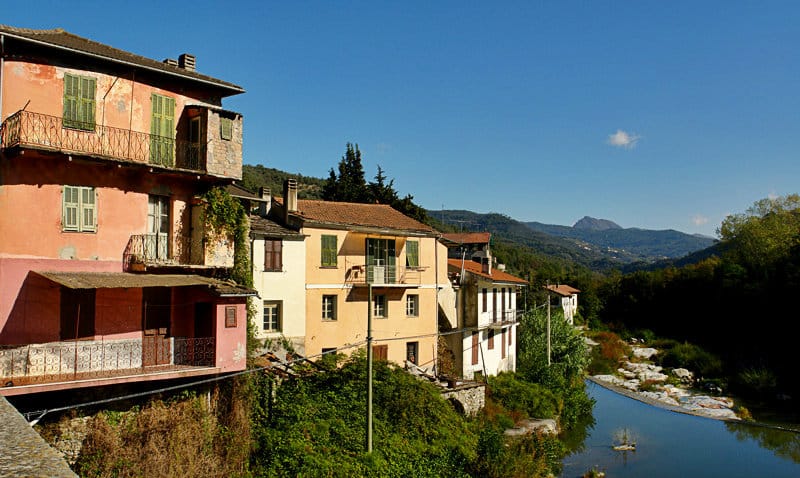 Blick auf das malerische Ferienort Vessalico