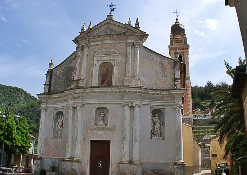 Die Kirche von Santo Stefano in Chiusanico wurde von Giulio de Rossi im neoklassizistischen Stil renoviert