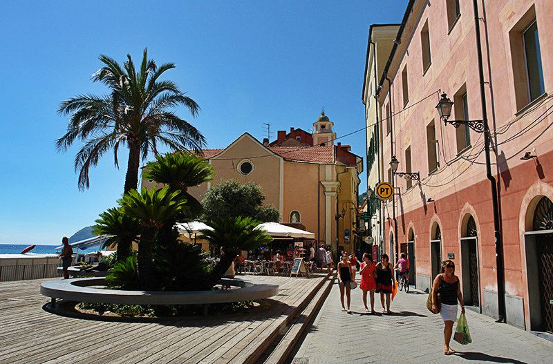 Die beliebte Stadtzentrum von Alassio in Ligurien mit Palmen
