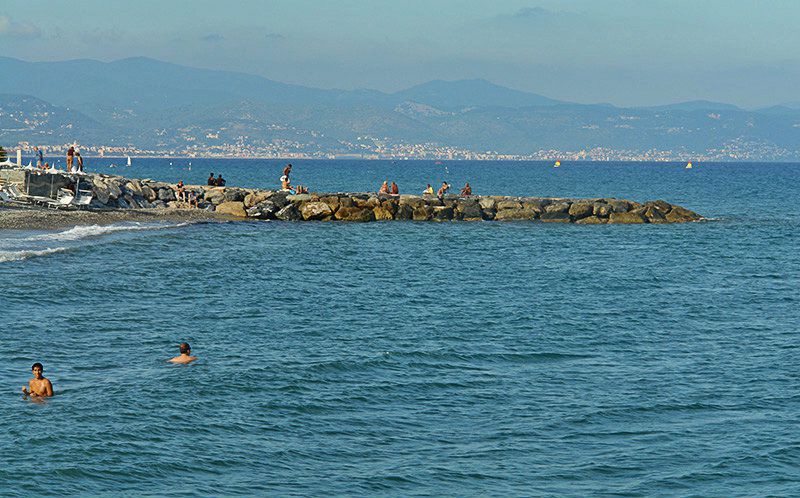 Blick auf das Meer in Albenga