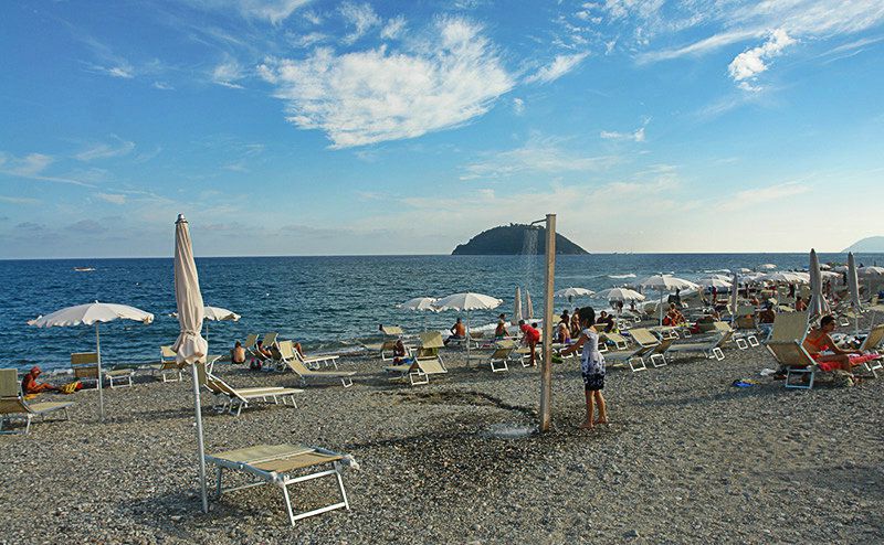 Ein wundersch&ouml;ner Blick an einem Strand in Albenga