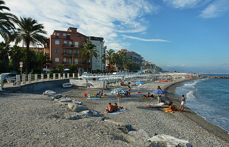 Eine sch&ouml;ne Aussicht auf Albenga und seinen Strand