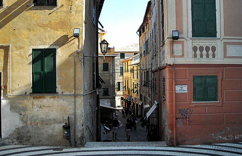 Romantische Gasse in Albisola, Ligurien