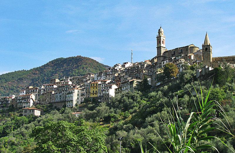 Blick auf das malerische Ferienort Molini di Triora