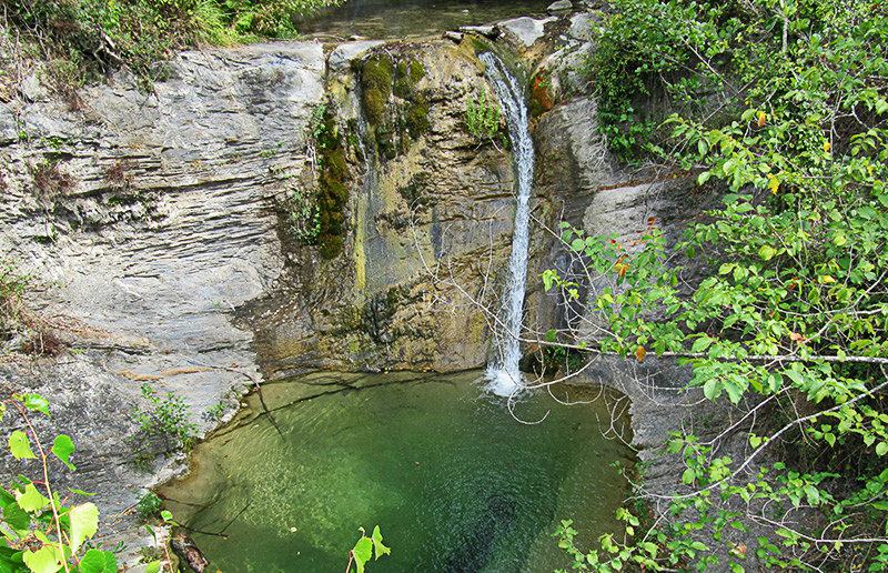 Ein Badesee mit Wasserfall in Molini di Triora