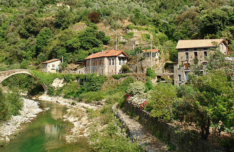 Fluss in Badalucco, Ligurien