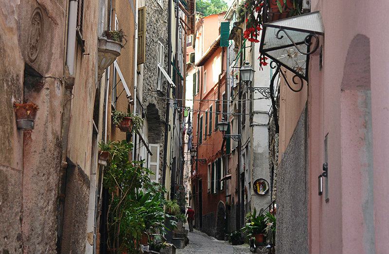 Romantische Gasse in Badalucco, Ligurien