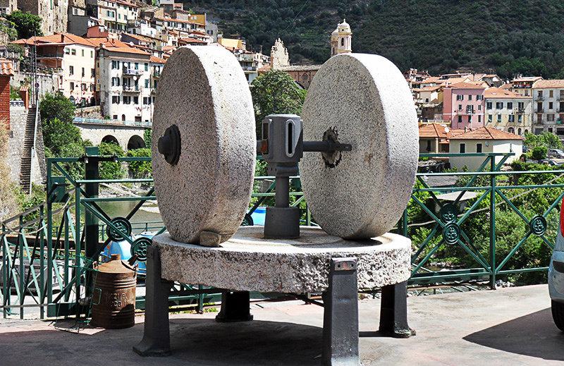 Die alte Skulptur in Badalucco, Ligurien