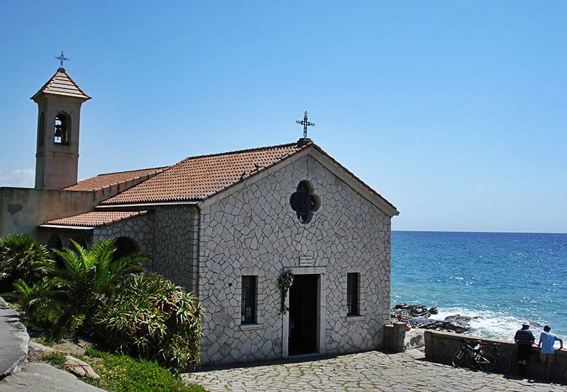 Eine kleine Kirche in Bordighera direkt am Meer