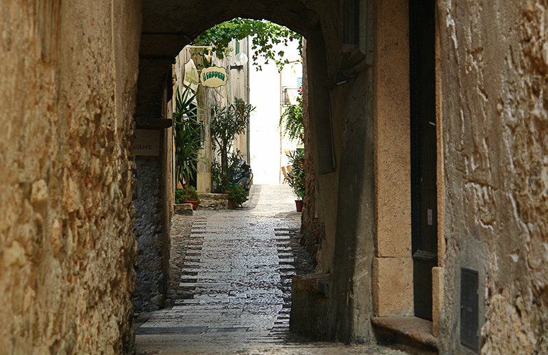 Romantische Gasse in Borgio Verezzi, Ligurien