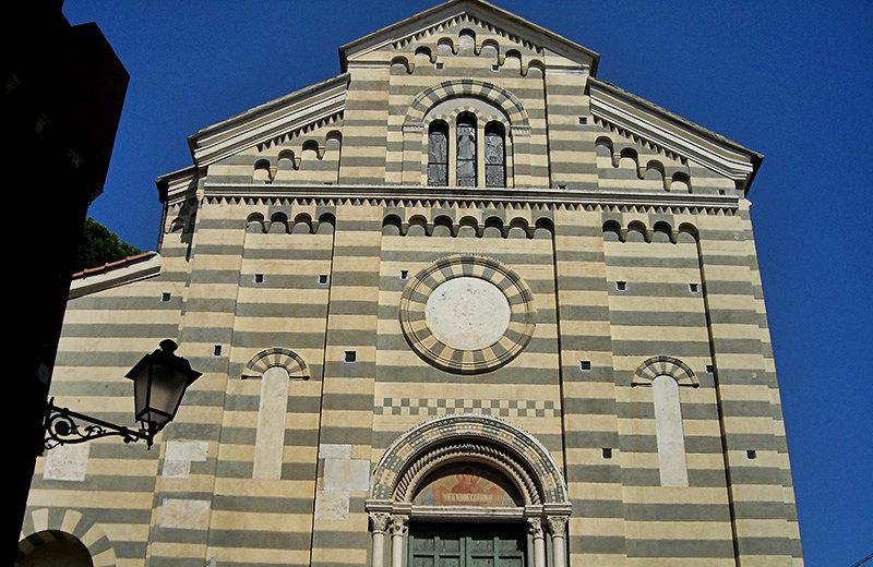 Eine Kirche in Celle Ligure, Ligurien