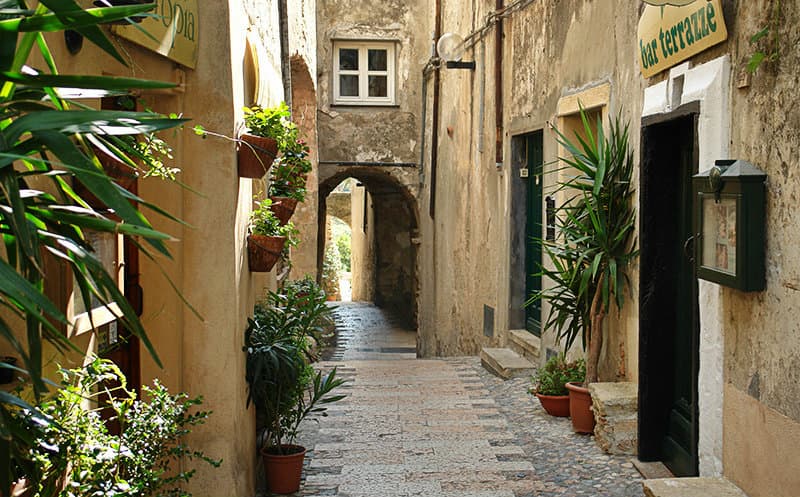 Eine Romantische Gasse in der beliebten Stadt Cervo in Ligurien