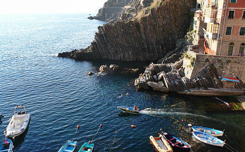 Der sch&ouml;ne Hafen von Riomaggiore in Cinque Terre