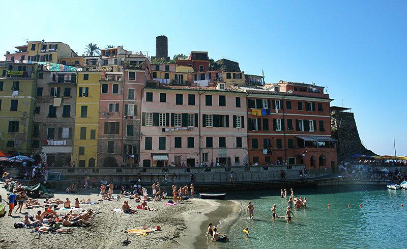 Bunte H&auml;userfassaden direkt am Meer von Vernazza in Cinque Terre