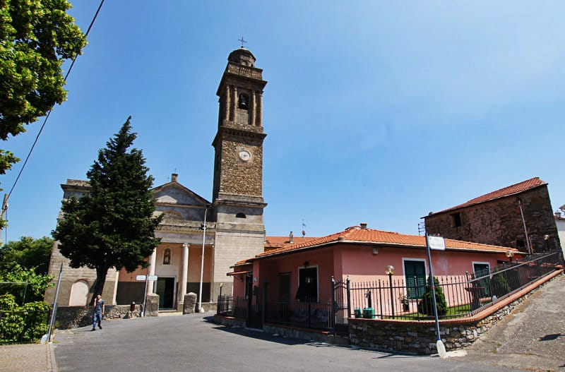 Das beliebte Stadtzentrum mit der Kirche von Diano Arentino in Ligurien