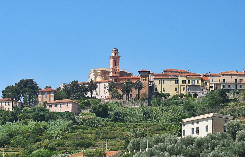 Die sch&ouml;ne Aussicht auf die Altstadt von Diano Casttello