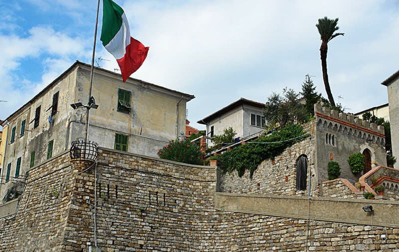 Italienischer Fahne in Diano Castello