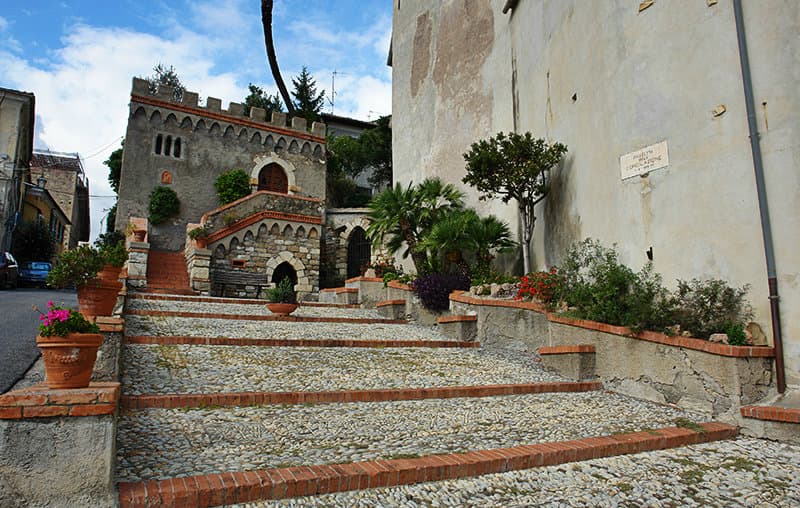 Treppe zur Kirche Diano Castello