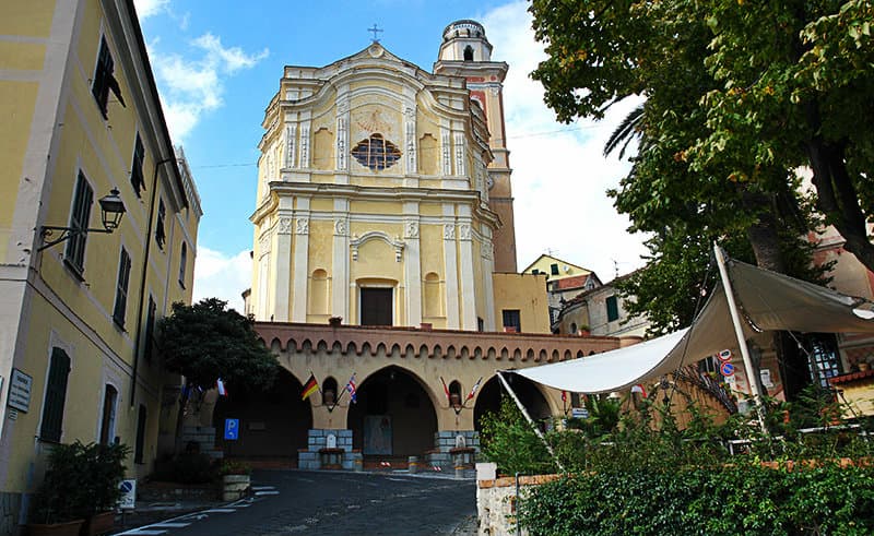 Eine tolle Kirche in Diano Castello, Ligurien