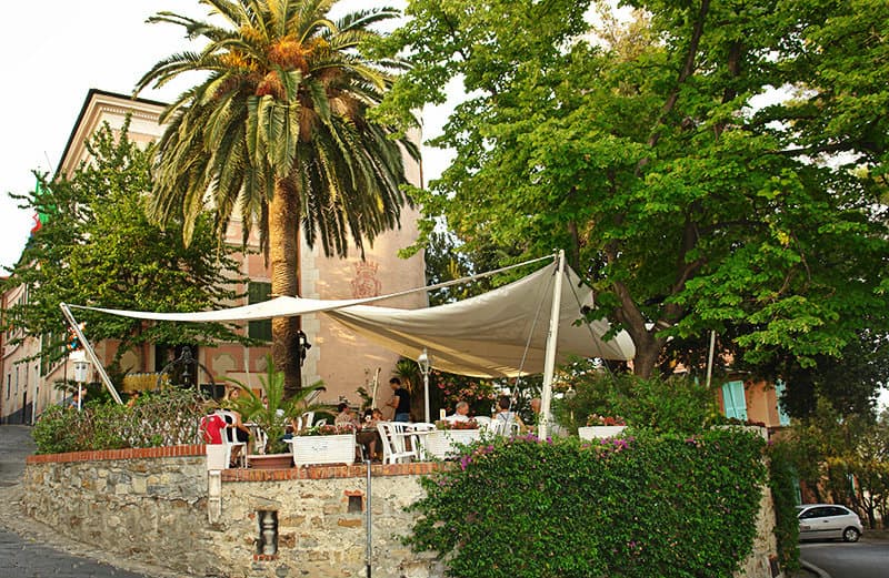 Blick auf ein Restaurant in Diano Castello