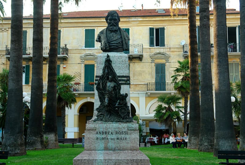 Eine Skulptur auf einem Platz von Diano Marina