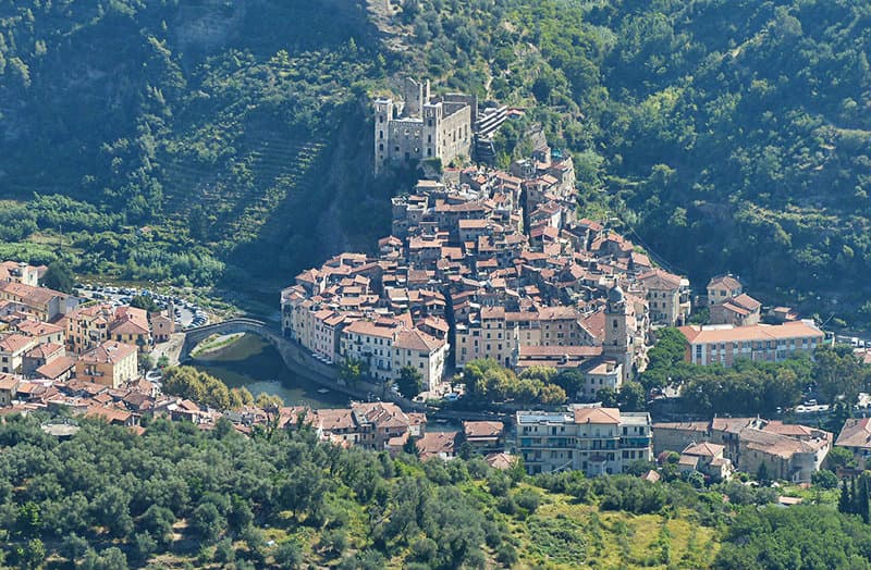 Der malerische Ort Dolceacqua besteht aus den beiden Teilorten Terra und Borgo