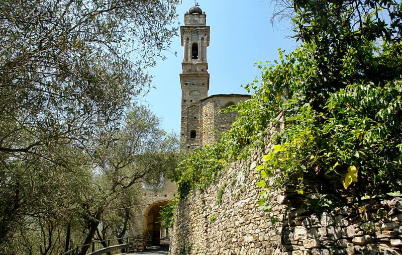 Blick auf einen Turm in Dolcedo