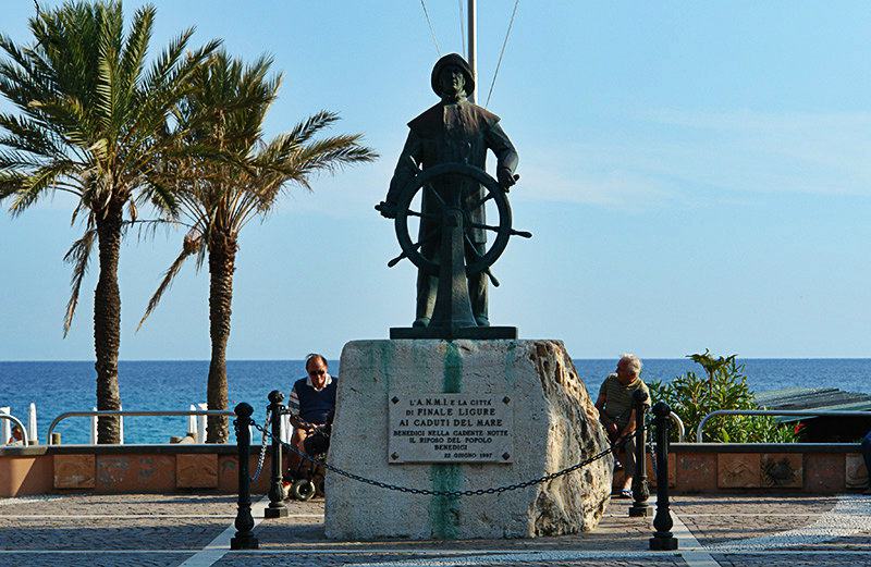 Statue gewidmet italienischen Seeleuten in Finale Ligure