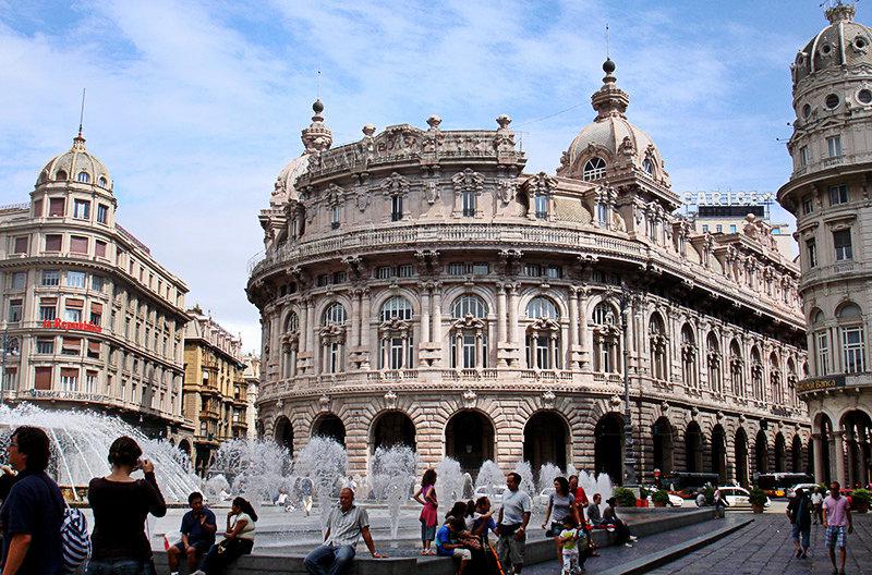 Piazza de Ferrari mit Springbrunnen in Genova