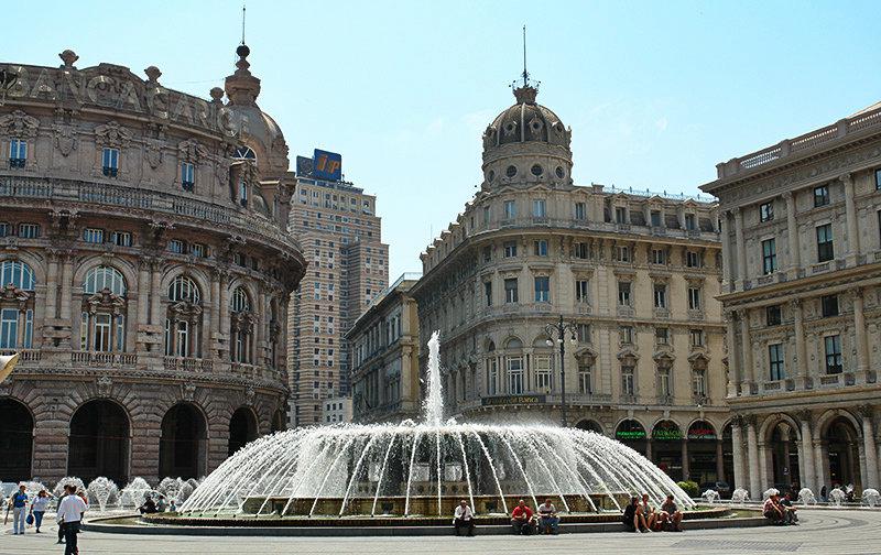 Piazza de Ferrari mit einem sch&ouml;nen Springbrunnen - der Altstadt von Genua