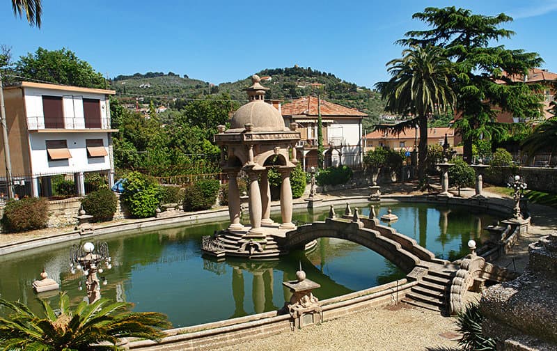 Garten des Museo del Clown Villa Grock mit einem Brunnen in Imperia