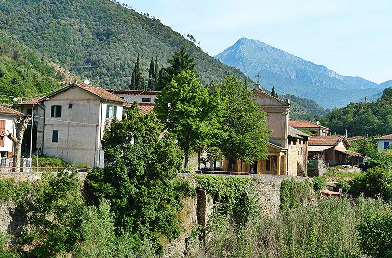 Blick auf die malerische Stadt Isolabona in Ligurien