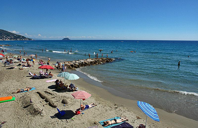 Ein wundersch&ouml;ner Blick auf einen Strand in Laigueglia