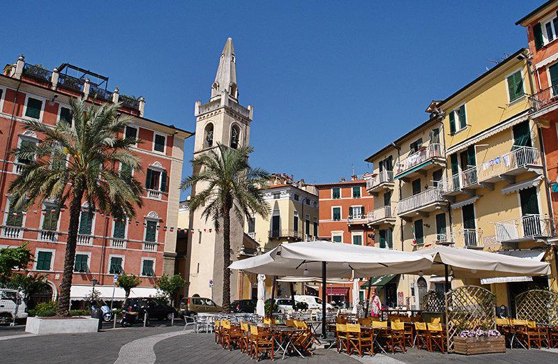 Die beliebte Stadtzentrum von Lerici in Ligurien mit Palmen
