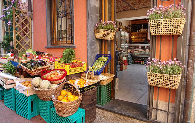 Ein Markt mit frischem Obst und Gem&uuml;se in Lerici
