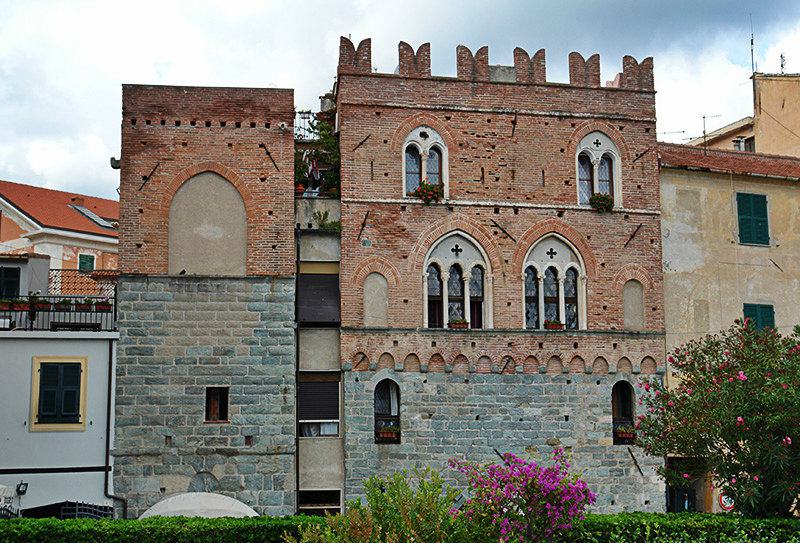 Blick auf das Casa Pagliano von Noli in Ligurien