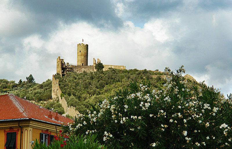 Il Castello di Monte Ursino von Noli in Ligurien