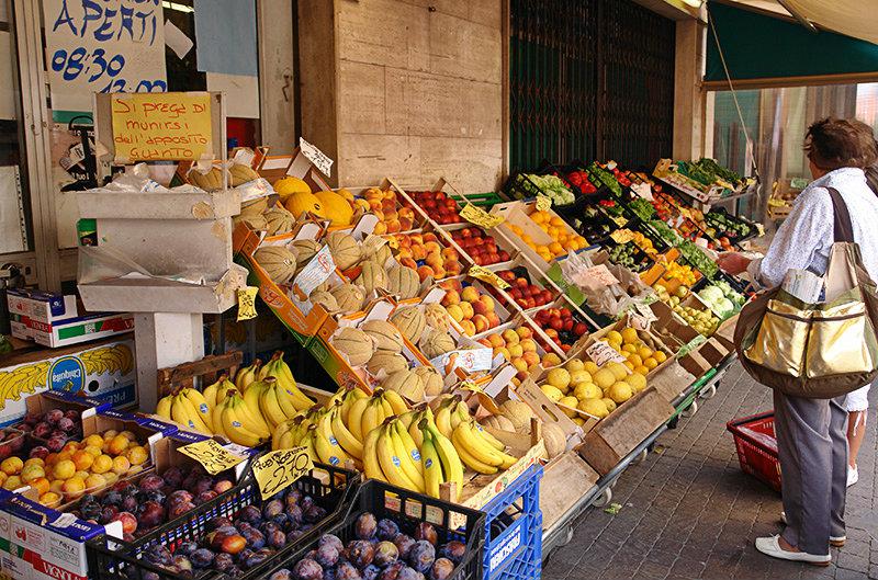 Ein Markt mit frischem Obst und Gem&uuml;se in Pietra Ligure
