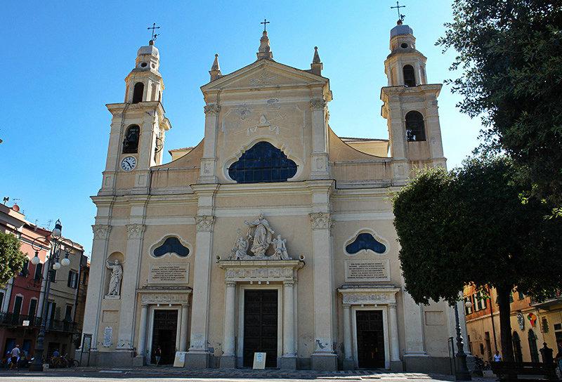 Eine alte Kirche in Pietra Ligure, Ligurien