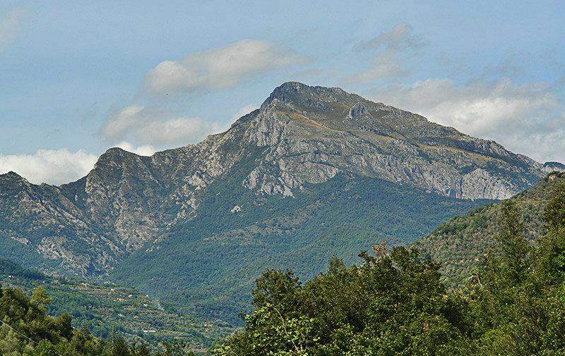 Blick auf die Berge von dem Dorf Pigna
