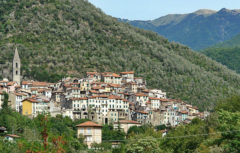 Malerische Ansicht des Ferienortes Pigna in Ligurien