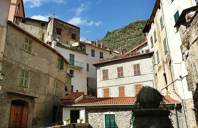 Die beliebte Stadtzentrum von Pigna in Ligurien