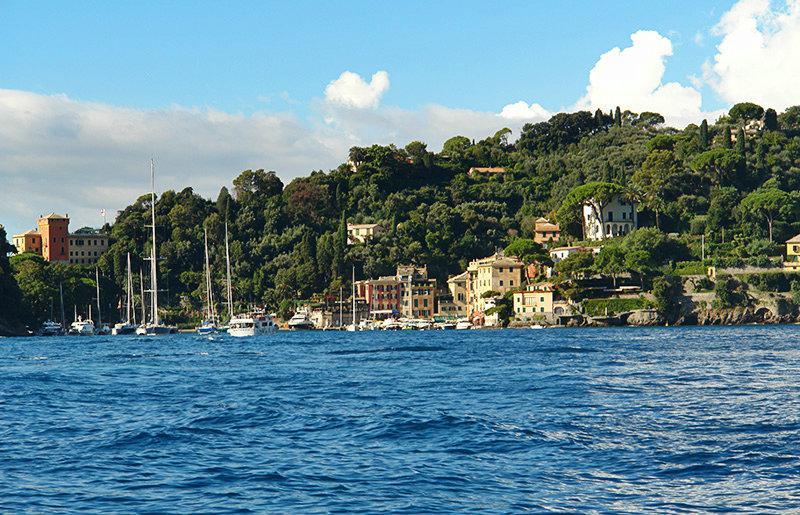Das klare blaue Meer und H&auml;user in Portofino