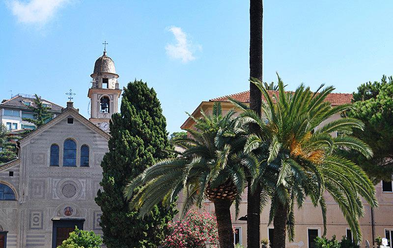 Blick auf eine Kirche mit Palmen in Rapallo