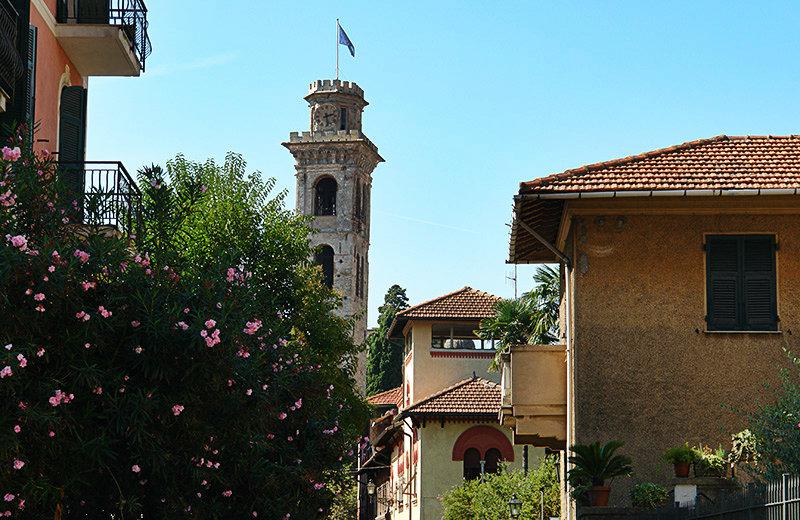Blick auf H&auml;user, Kirche und Blumen in Rapallo