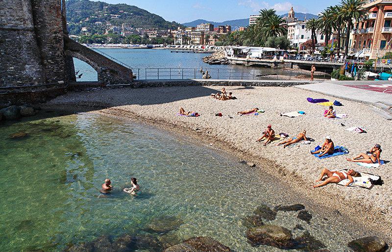 Strand neben Castello di Rapallo